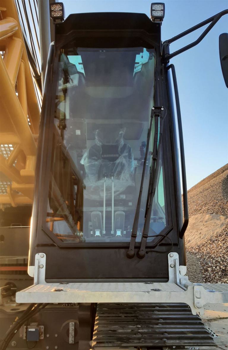 bulletproof-glass-armored-glass-liebherr-rope-excavator-hs-8070-03