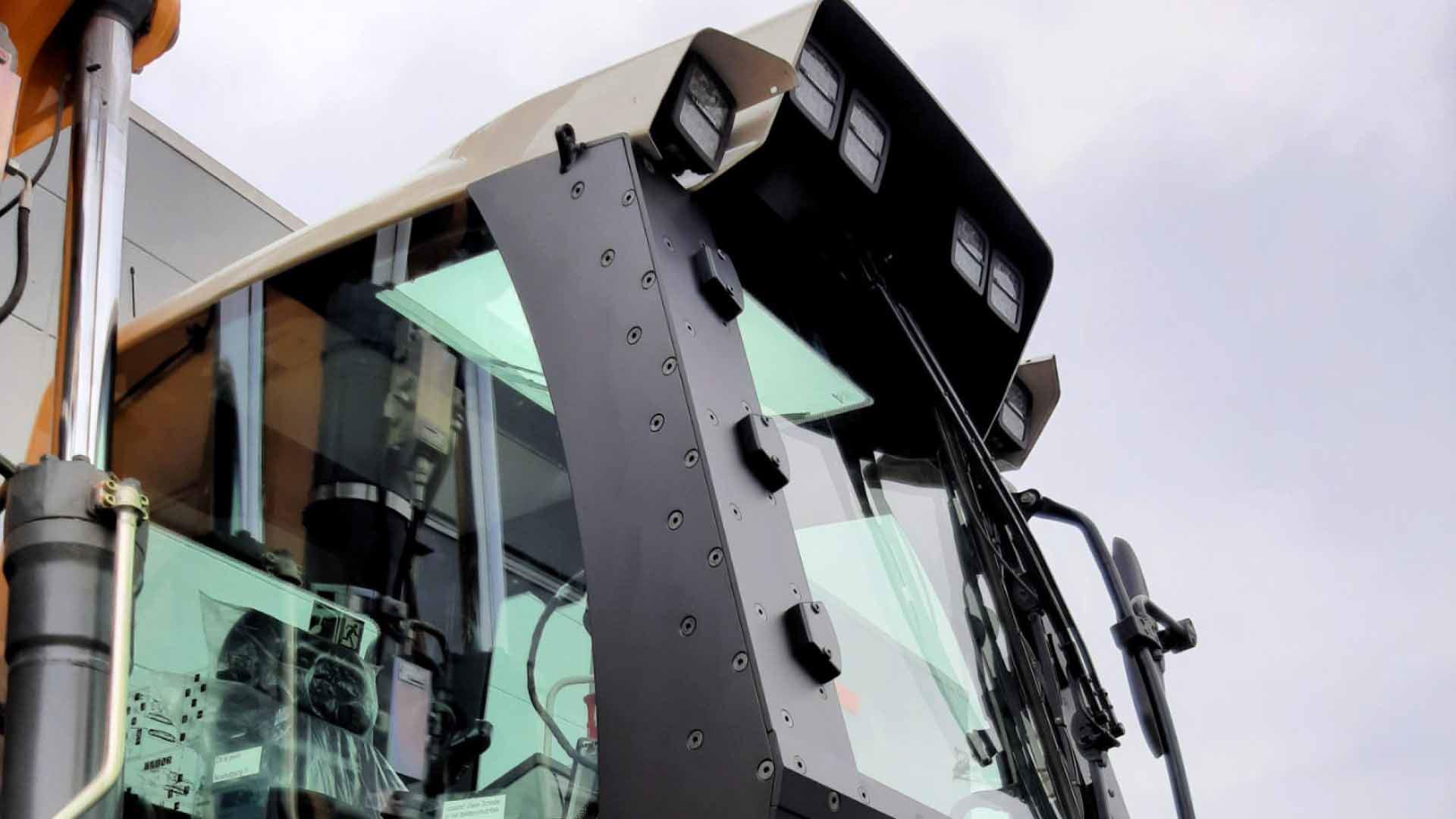 Armouring with bullet-proof glass of a Liebherr excavator Armoured glass for explosion protection of a Liebherr excavator from the Panzerglaserei