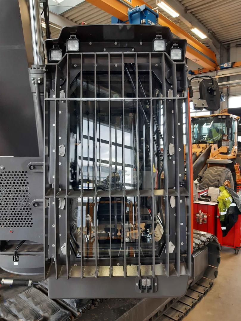 Armouring with bulletproof glass and FOPS for Volvo excavators for demolition, demolition and munitions recovery, explosion protection ER 4