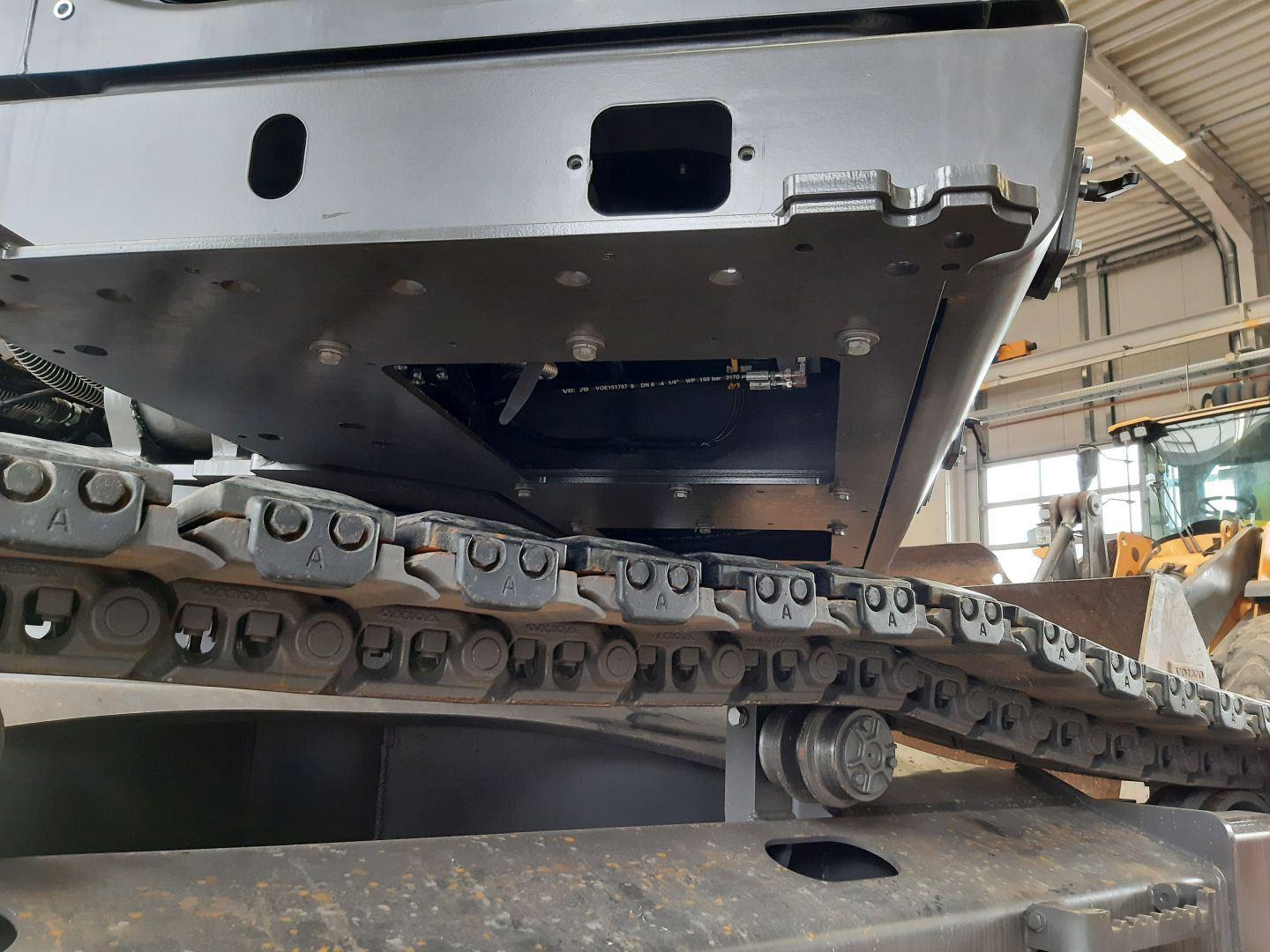 Armouring with armoured glass and FOPS for Volvo excavators for demolition, demolition and munitions salvage, explosion protection ER 4 base plate assembly