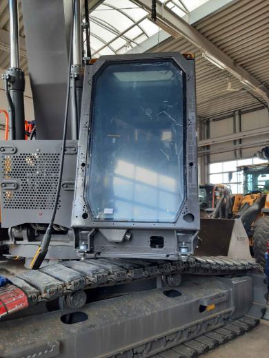 Armouring with bulletproof glass and FOPS for Volvo excavators for demolition, demolition and munitions recovery, explosion protection ER 4