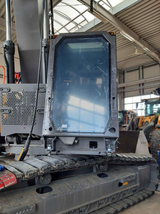 Armouring with bulletproof glass and FOPS for Volvo excavators for demolition, demolition and munitions recovery, explosion protection ER 4