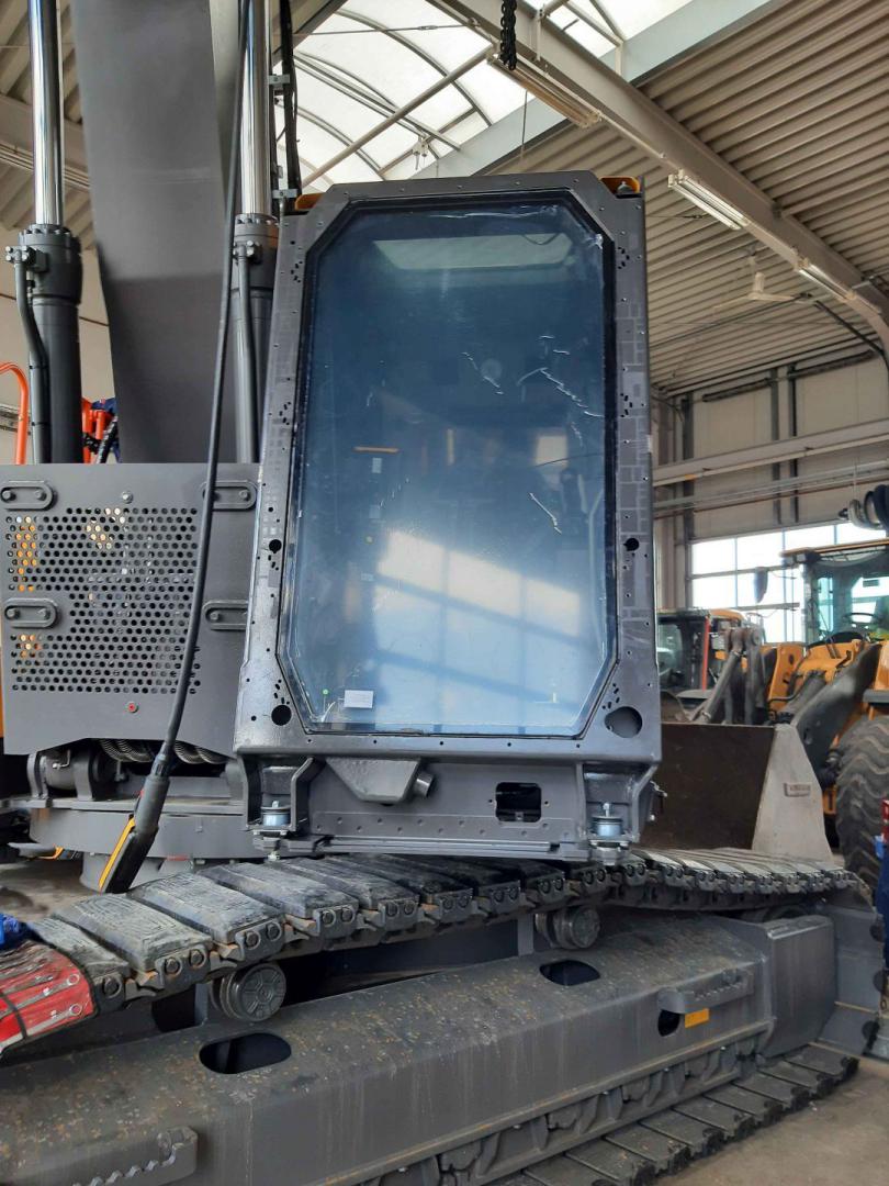 Armoured glass for Volvo excavator fixed installation with FOPS from the armoured glass workshop assembly cone bearing Armouring with bulletproof glass and FOPS for Volvo excavators for demolition, demolition and munitions recovery, explosion protection ER 4
