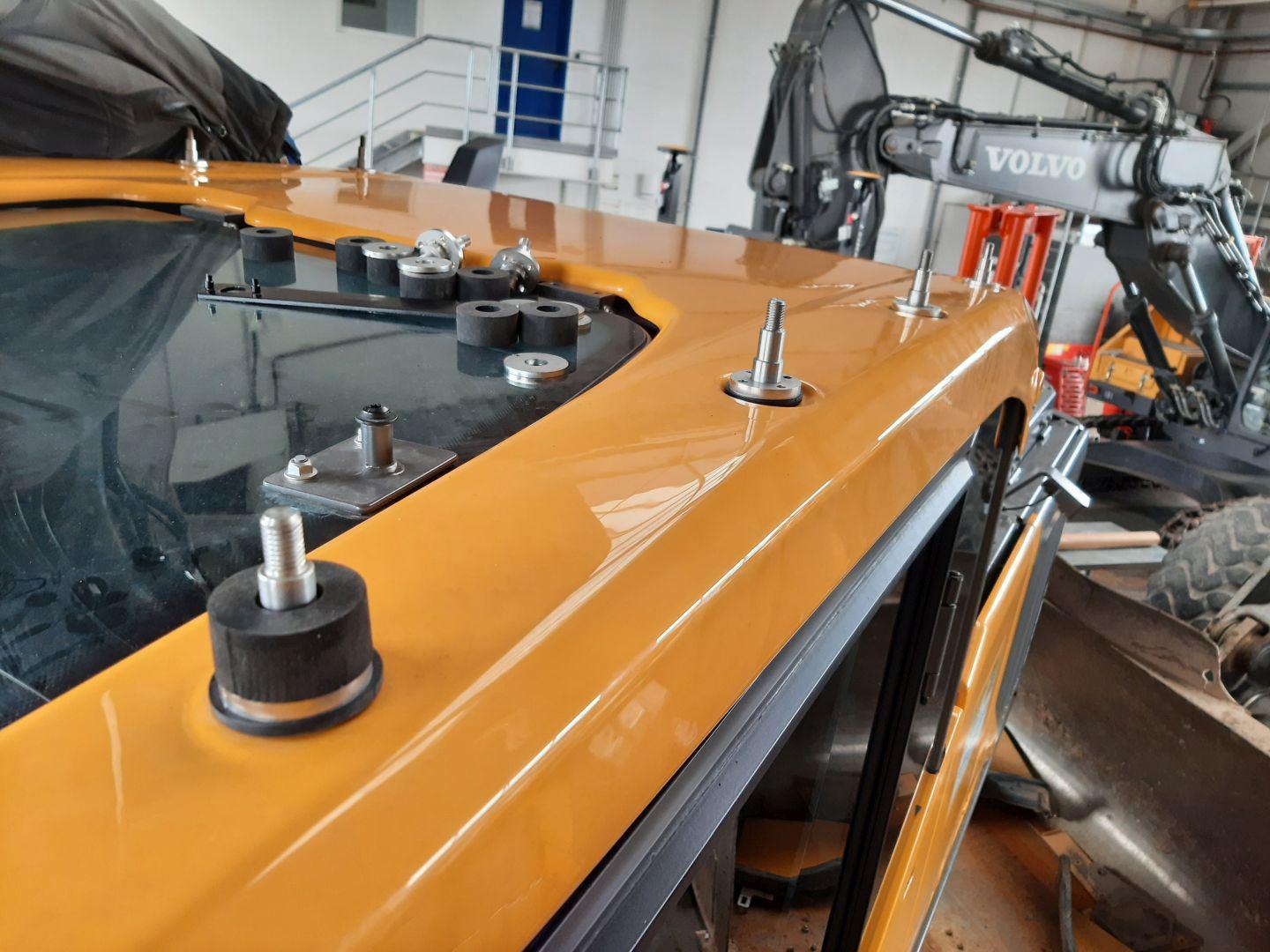 Armoured glass for Volvo excavator Fixed installation with FOPS from the armoured glass workshop Assembly Polymer buffers Armouring with bulletproof glass and FOPS for Volvo excavators for demolition, demolition and munitions recovery, explosion protection ER 4