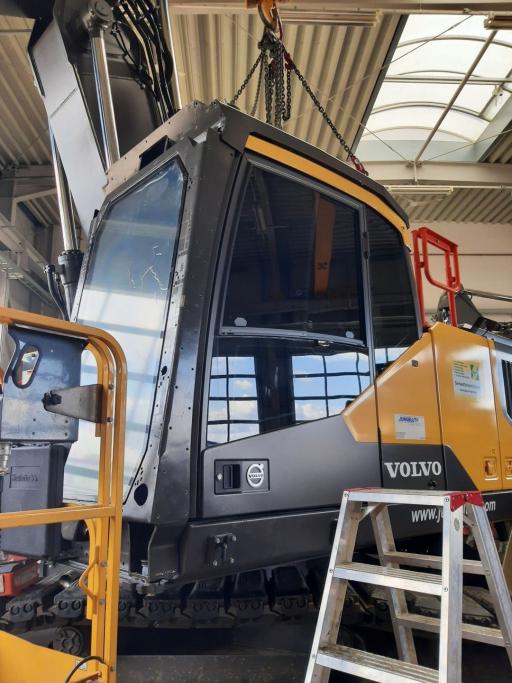 Armouring with bulletproof glass and FOPS for Volvo excavators for demolition, demolition and munitions recovery, explosion protection ER 4