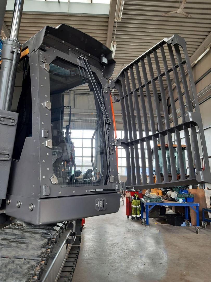 Construction machinery armouring with armoured glass and FOPS for Volvo excavators for demolition, demolition and munitions salvage, explosion protection ER 4, protection against shrapnel throwing