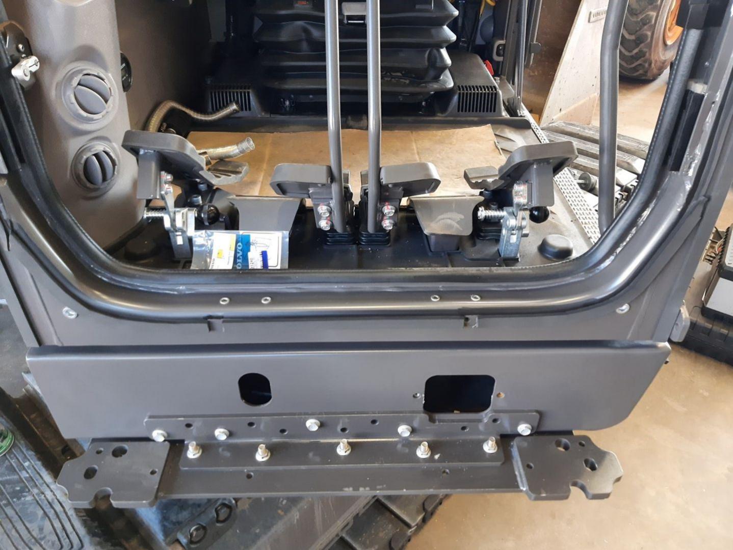 Construction machinery armouring with armoured glass and FOPS for Volvo excavators for demolition, demolition and munitions recovery, explosion protection ER 4