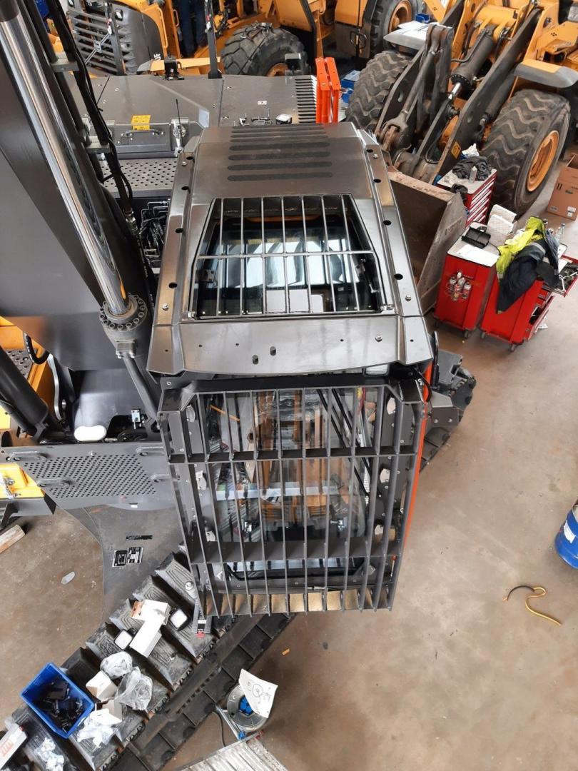 Construction machinery armouring with armoured glass and FOPS for Volvo excavators for demolition, demolition and munitions recovery, explosion protection ER 4