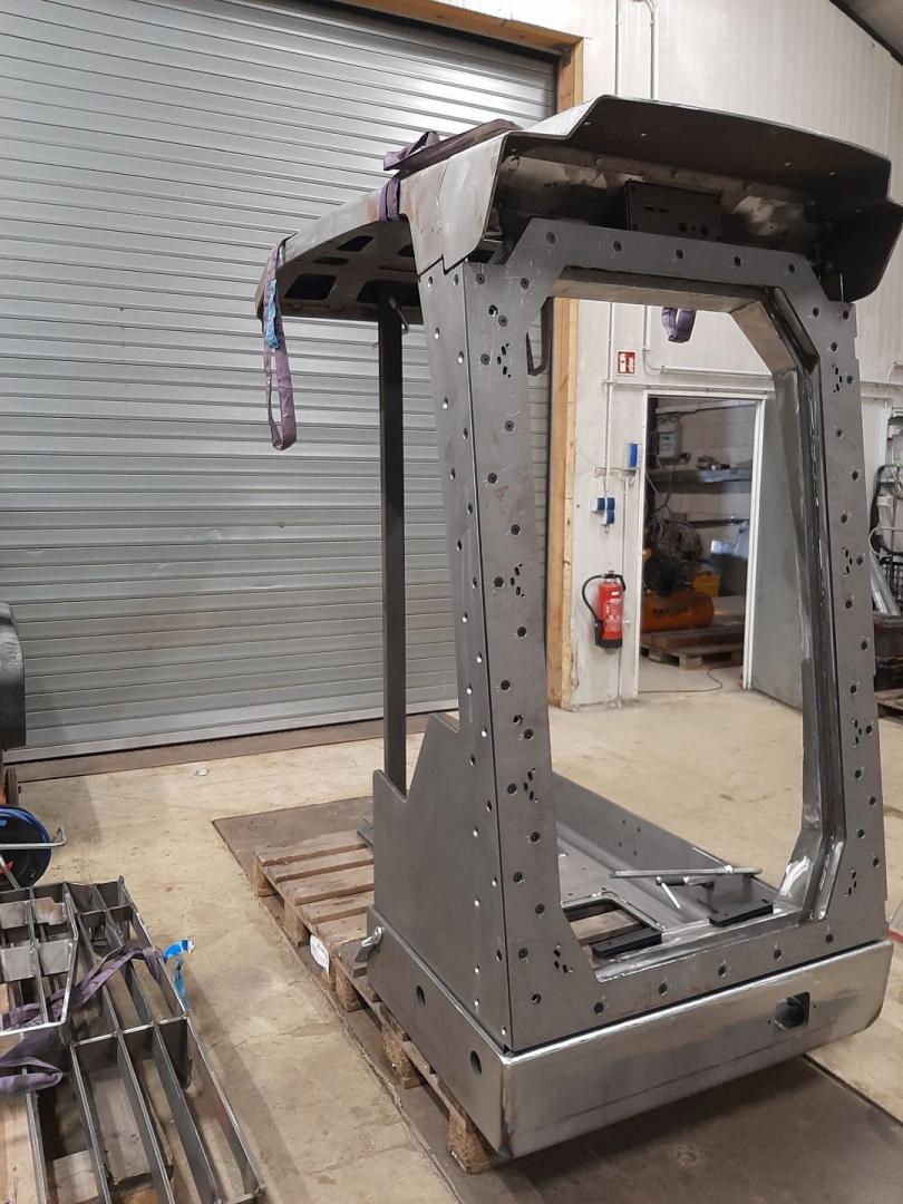Construction machinery armouring with armoured glass and FOPS for Volvo excavators for demolition, demolition and munitions recovery, explosion protection ER 4