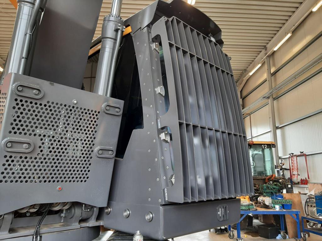 Construction machinery armouring with armoured glass and FOPS for Volvo excavators for demolition, demolition and munitions recovery, explosion protection ER 4