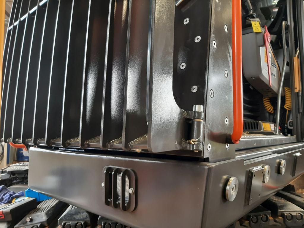 Construction machinery armouring with armoured glass and FOPS for Volvo excavators for demolition, demolition and munitions recovery, explosion protection ER 4